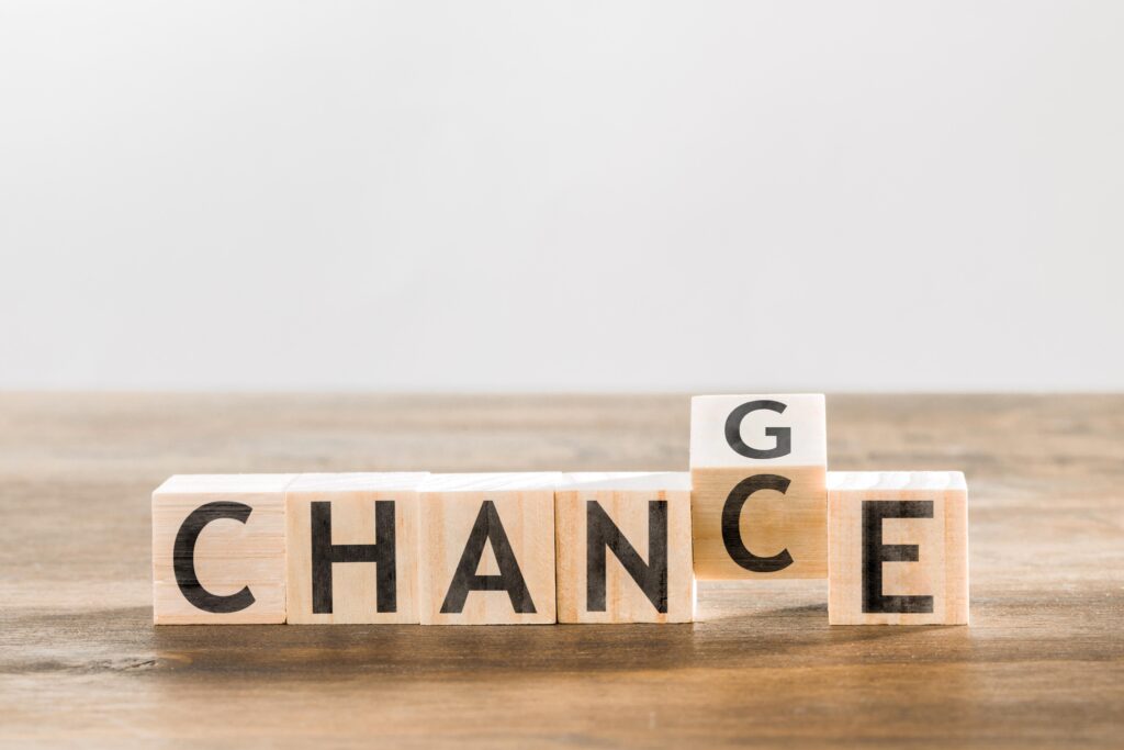 Blocchi di legno con la parola 'CHANCE' che si trasforma in 'CHANGE', rappresentando il cambiamento e le opportunità nel contesto aziendale e della gamification.